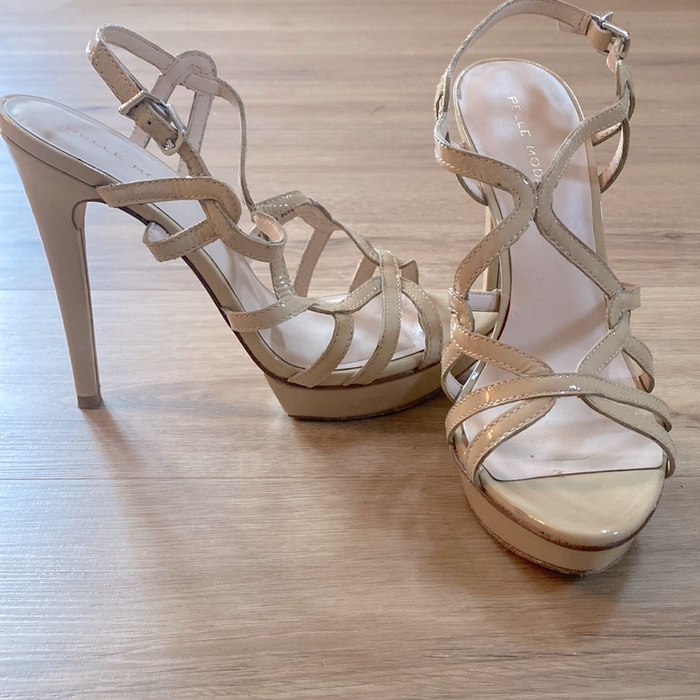 Pelle Moda nude patent leather platform sandals
